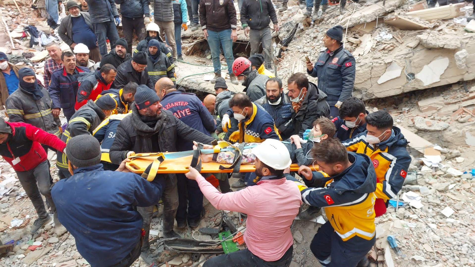 Gaziantep’te 106 saat sonra 3 kişi sağ olarak çıkarıldı