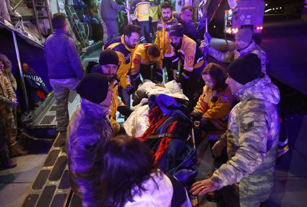 Depremde yaralanan 47 kişi askeri uçakla İstanbul'a getirildi