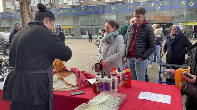 Hollanda'daki Türkler sattıkları yemeklerin gelirini depremzedelere gönderiyor