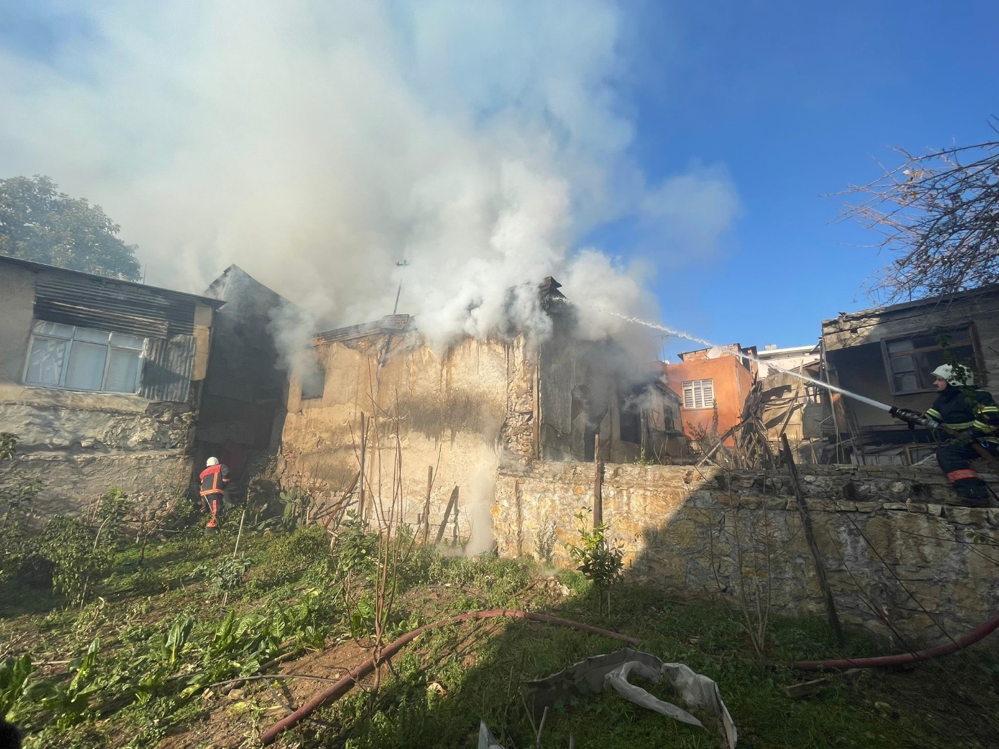 Mersin'de 3 ev yangından zarar gördü