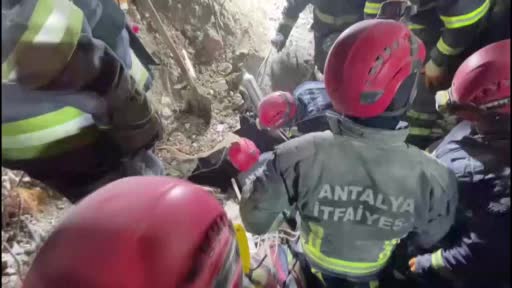 Depremin 162’nci saatinde enkazdan 45 yaşında Cengiz Polat sağ çıkarıldı