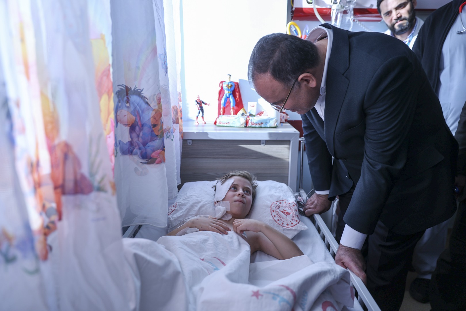 Bozdağ, Diyarbakır'da 81 saat sonra kurtarılan 6 yaşındaki Beşir'i ziyaret etti