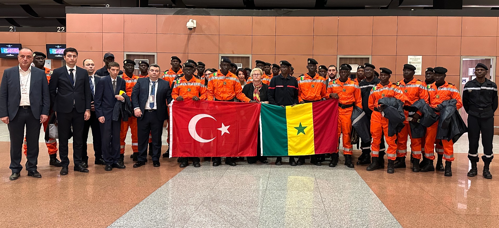 Senegal, Türkiye'ye 30 kişilik arama kurtarma ekibi gönderdi