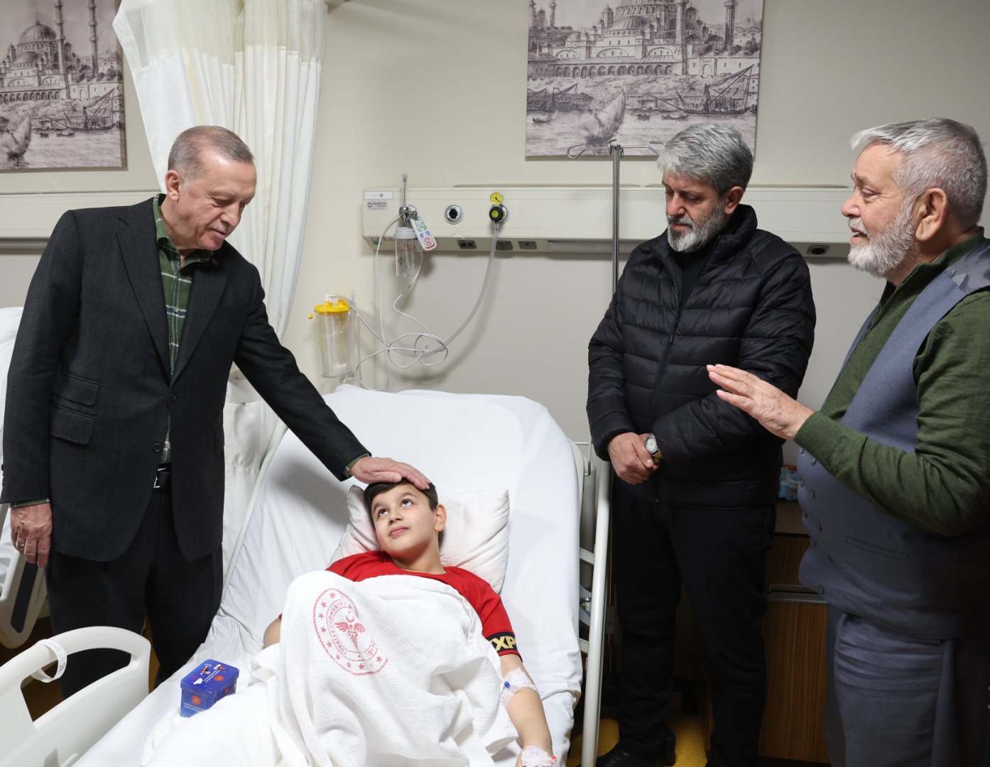 Erdoğan hastanedeki depremzedeleri ziyaret etti
