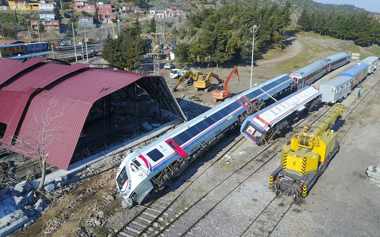 Gaziantep'te depremde devrilen 6 tren kaldırıldı