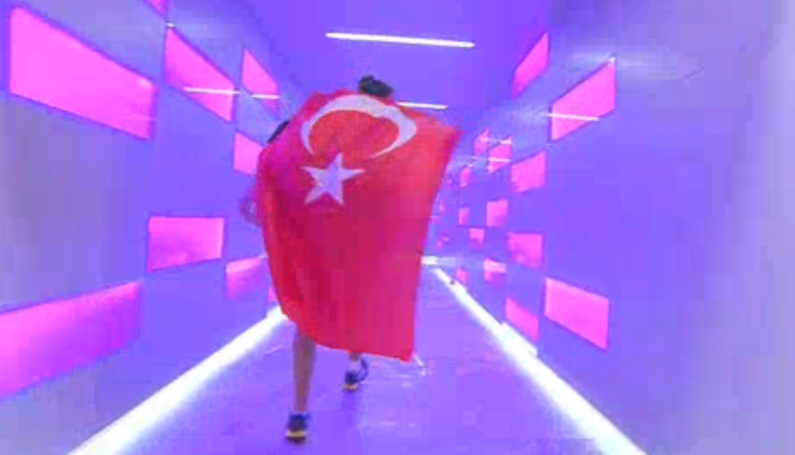 Depremzedeler için Katar'da Türk bayrağı açtı. İpek Öz korta böyle çıktı