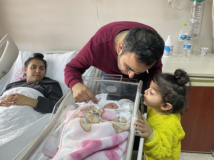 Depremden kurtulan Hataylı ailenin bebeği Bartın'da dünyaya gözlerini açtı