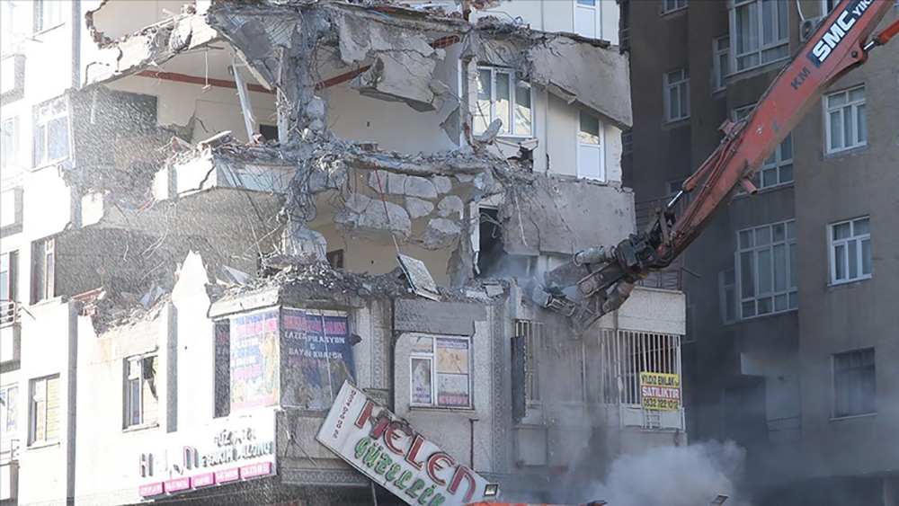 Diyarbakır'da çökme tehlikesi olan 9 katlı bina yıkılıyor