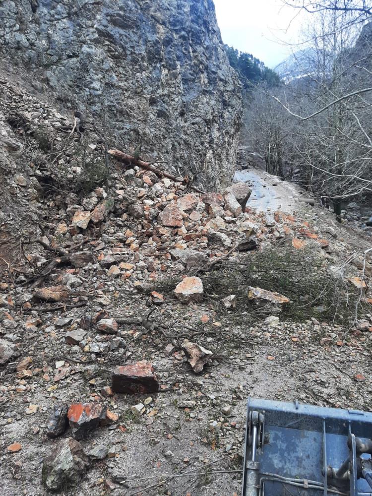 Düziçi'nde deprem sonrası kapanan köy yolları açıldı