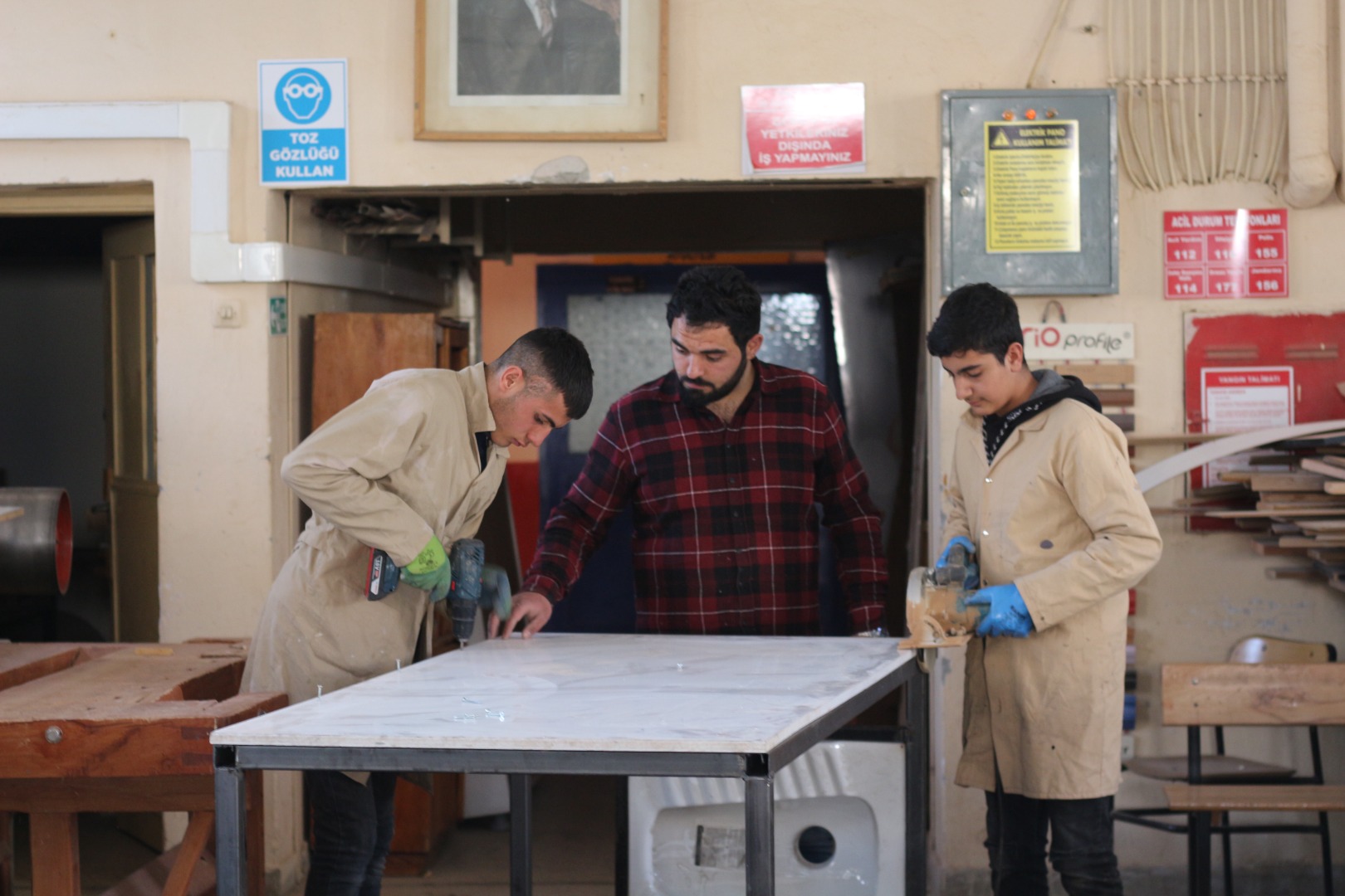 Erzurum'da meslek lisesi öğrencileri depremzedeler için mobil tuvalet ve banyo üretiyor