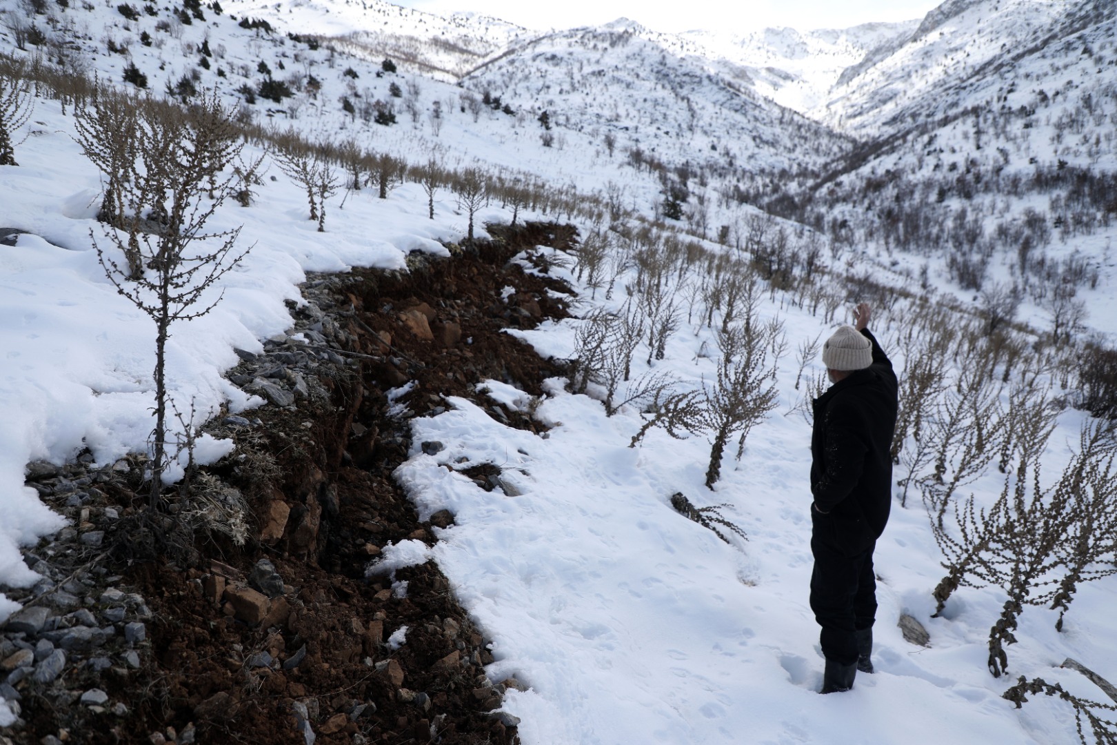 Malatya Doğanşehir'in köylerinde deprem nedeniyle derin yarıklar oluştu