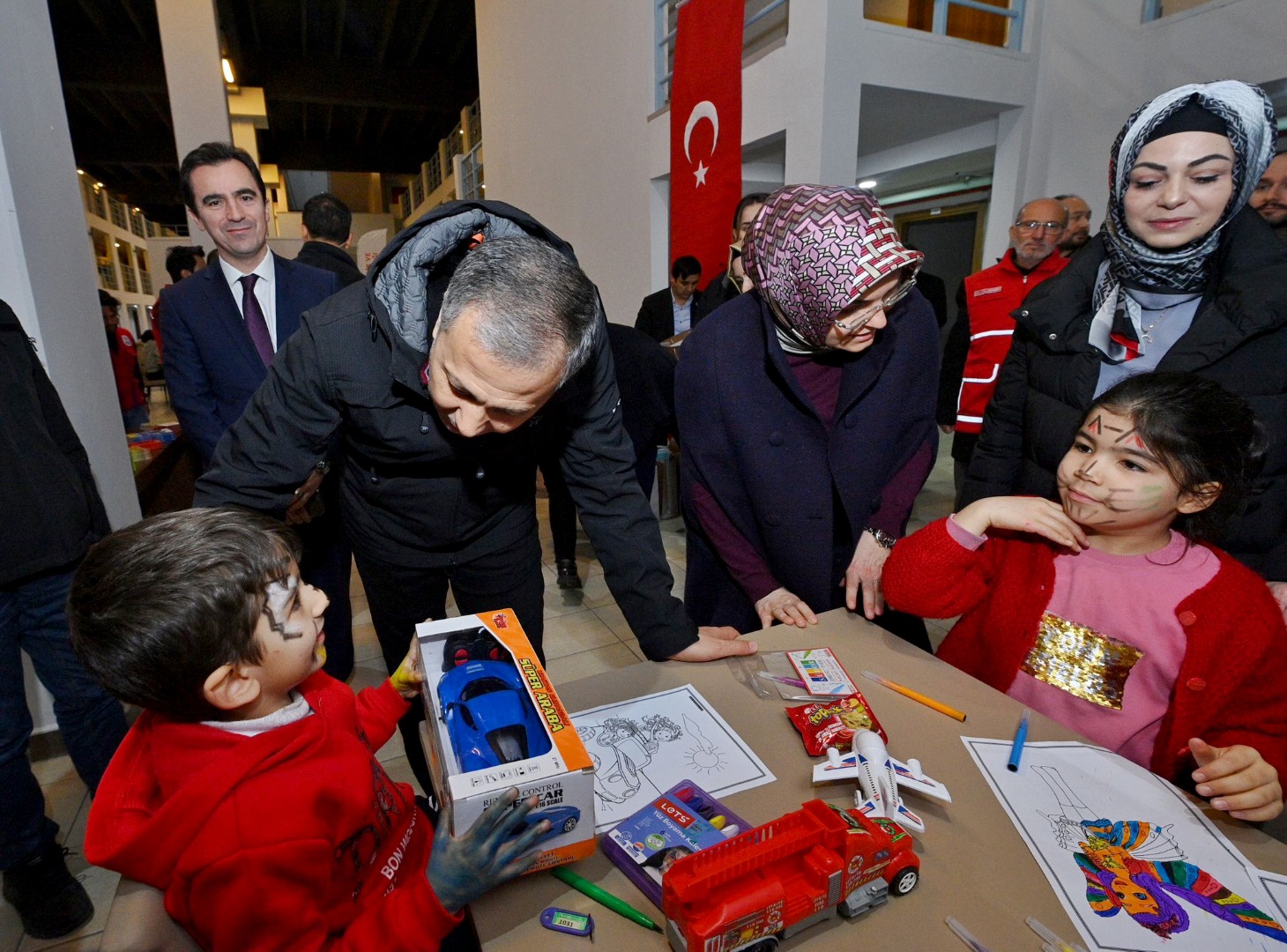 İstanbul Valisi Ali Yerlikaya depremzedeleri ziyaret etti