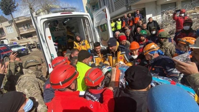 Antakya'da bir kadın ve iki çocuk 228. saatinde sağ çıkarıldı