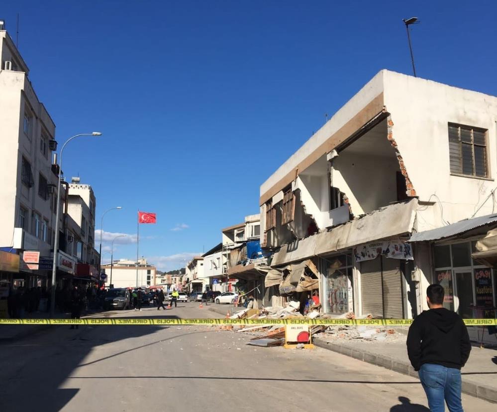 Depremde hasar gören binanın yıkılma anı kaydedildi