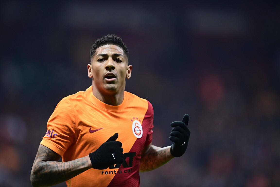 Galatasaray'da istenmeyen van Aanholt el üstünde tutuluyor