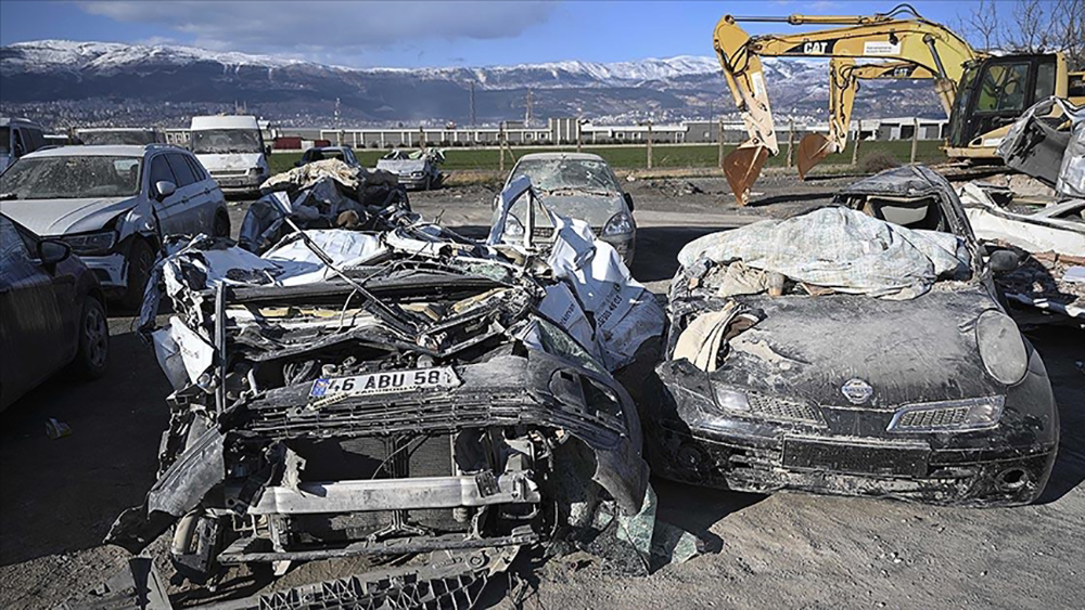 Depremde hasar gören araçlar da kaldırılıyor