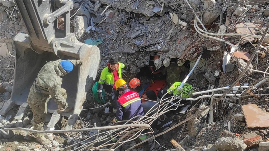 Depremin 227'nci saatinde sağ kurtarılan 74 yaşındaki Cemile Kekeç Ankara'ya sevk edildi