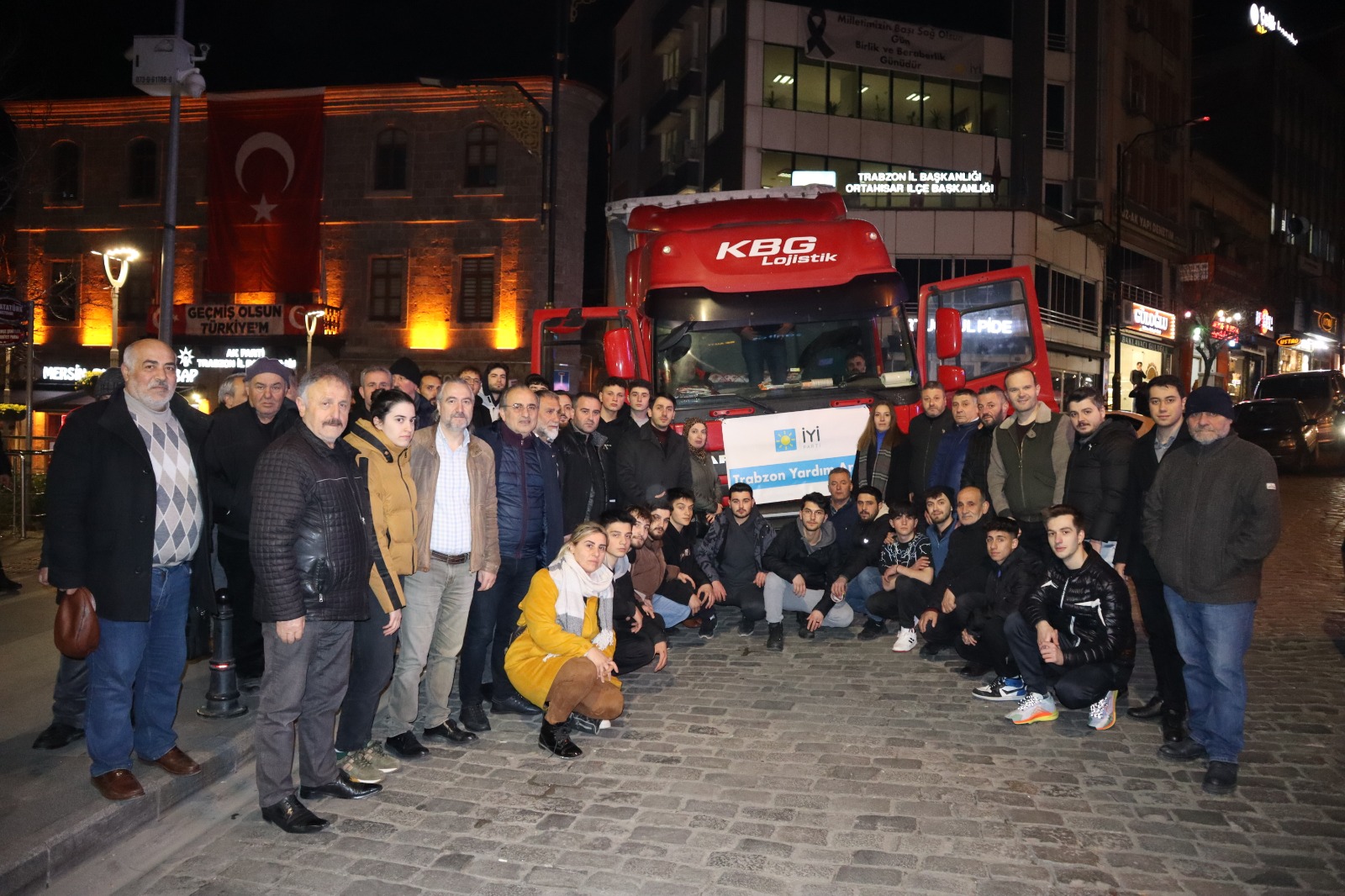 İYİ Parti Trabzon Daire Başkanlığı'ndan depremzedelere yardım