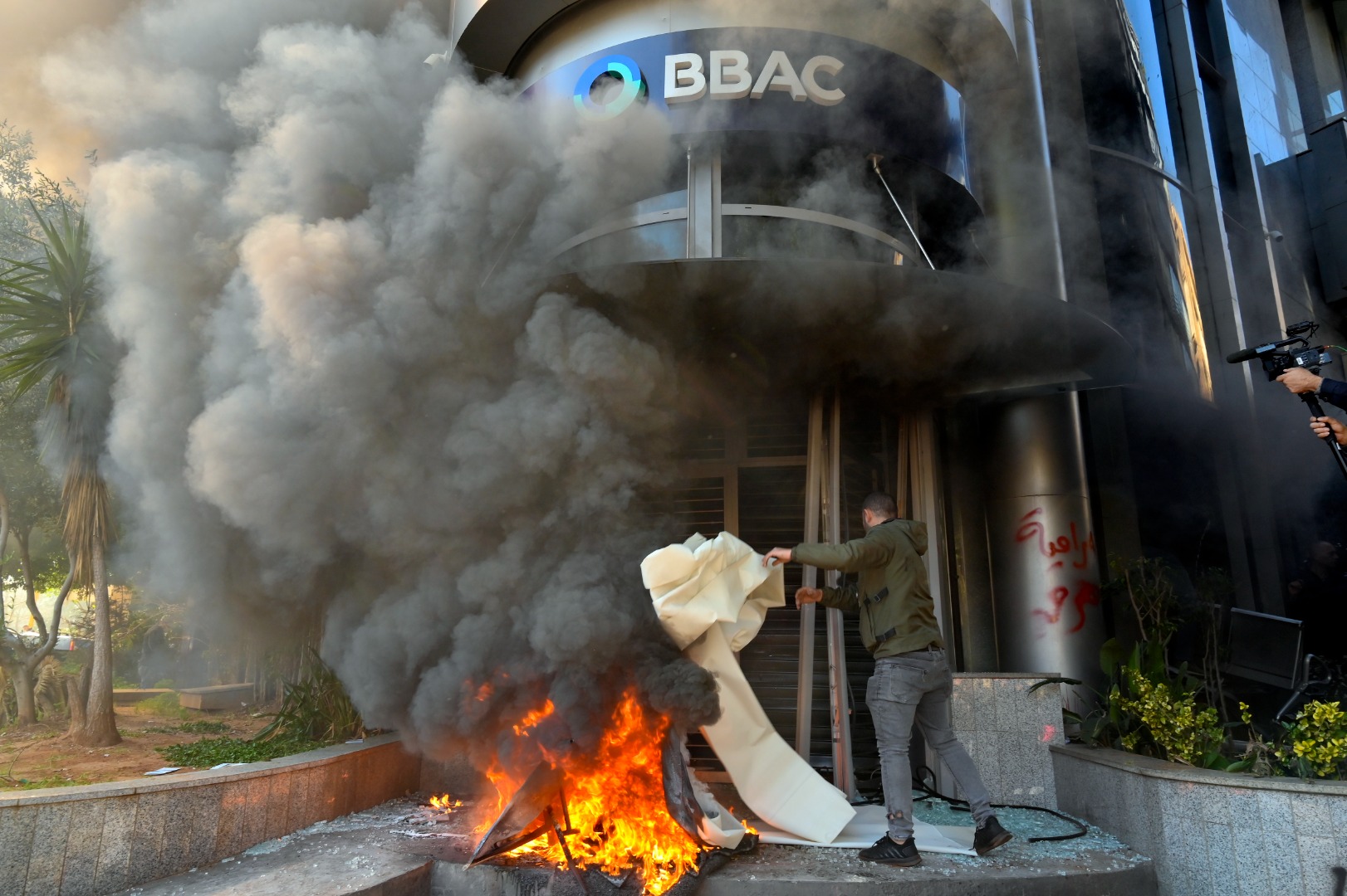 Lübnan’da halk banka şubelerini ateşe verdi   