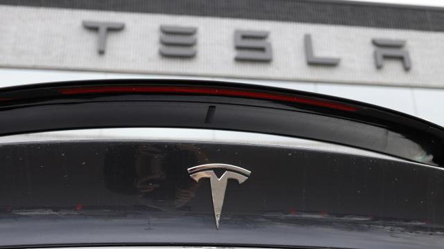 Tesla 363 bine yakın aracını geri çağırdı