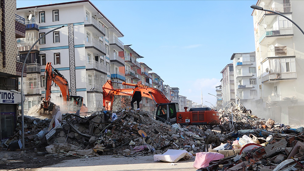 Malatya'da yıkılan binalara ilişkin 13 kişi tutuklandı