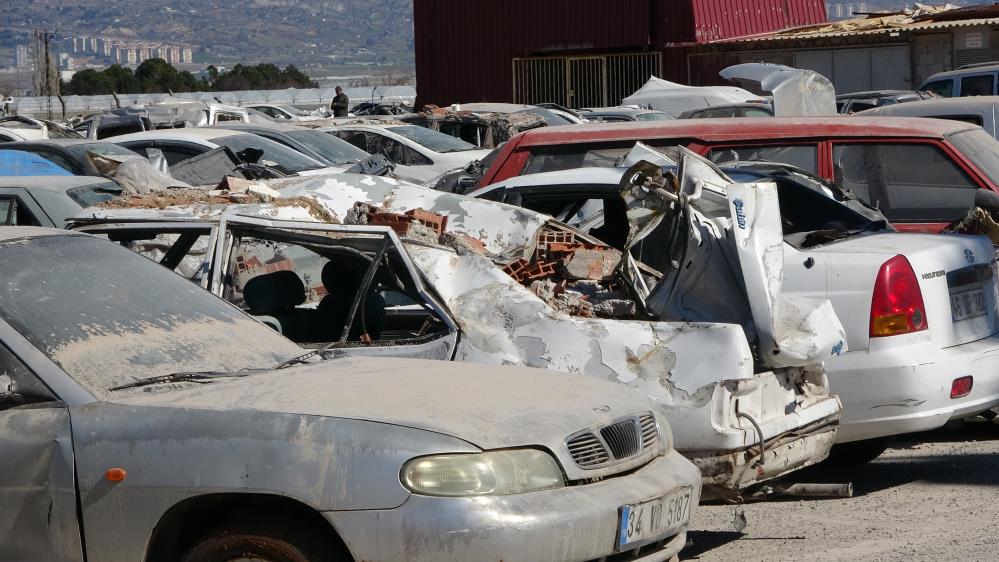 İşte depremde hurda olan araçlar. Otoparklar araç mezarlığına döndü