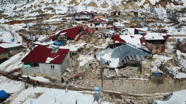 Dağ köyünde 130 evden sadece 20'si ayakta kaldı