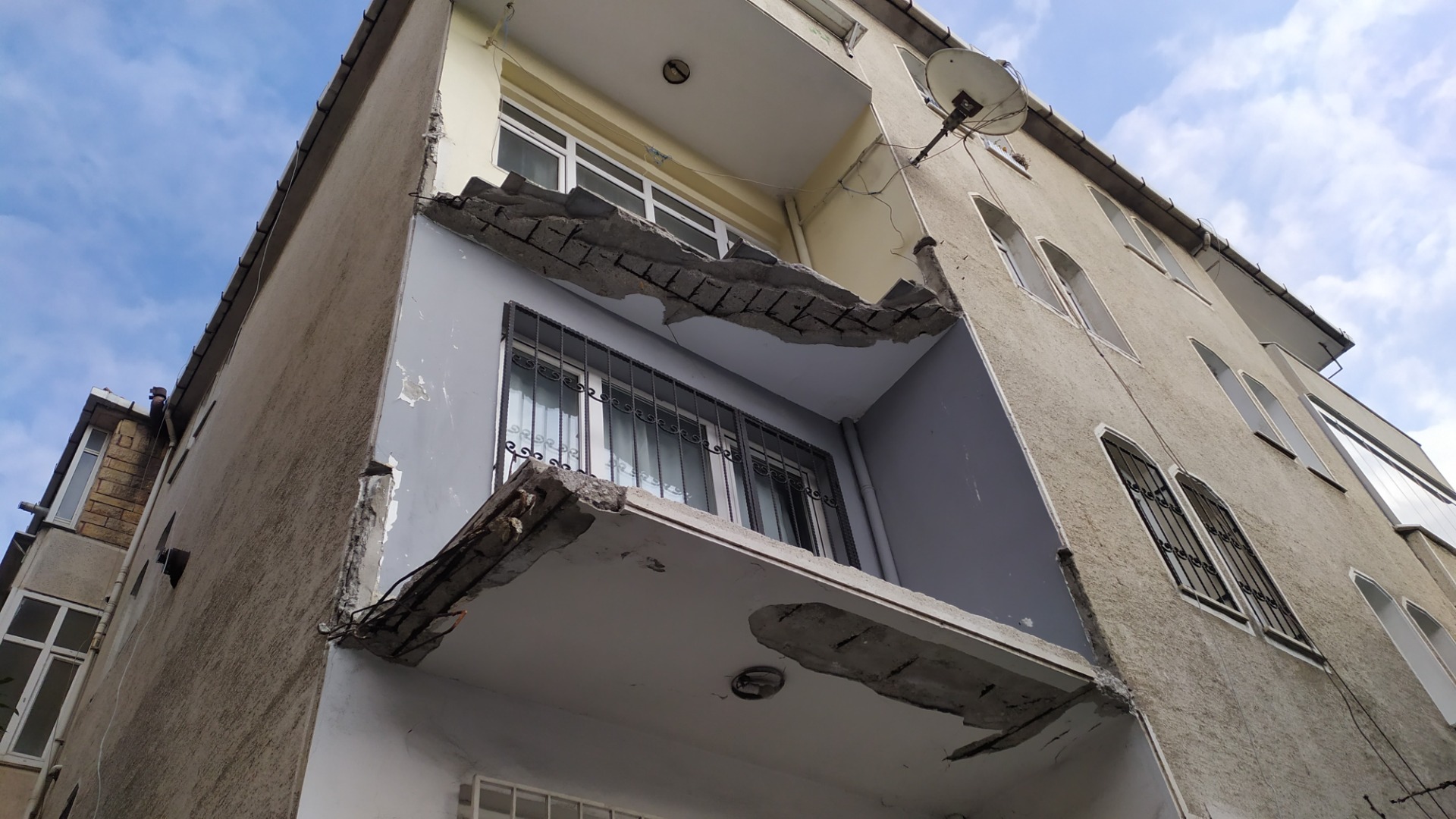 Çöken balkon deprem paniği yarattı