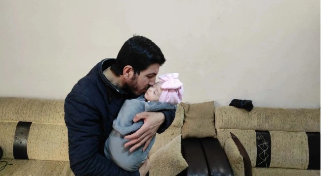 Ailesini depremde kaybeden 2 aylık Fatma bebeği bakın kim büyütecek