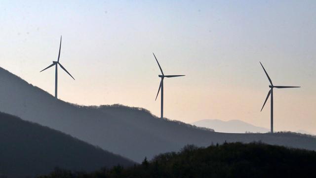 Deprem bölgelerinde rüzgardan elektrik üretimi sürüyor