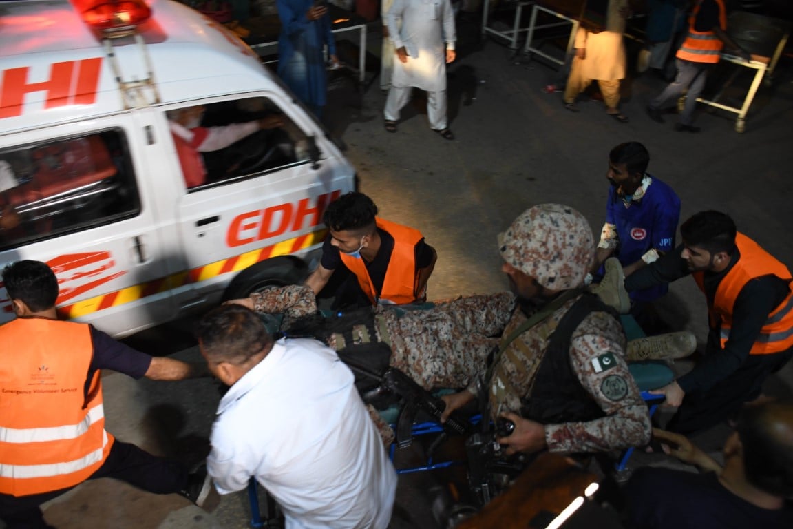 Pakistan'da Emniyet Müdürlüğüne düzenlenen saldırıda 4 kişi öldü
