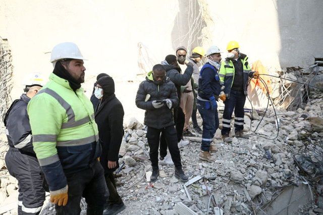 Son dakikaya kadar umutlu bekleyiş. Hataysporlu Atsu'nun yakınları enkaz başında