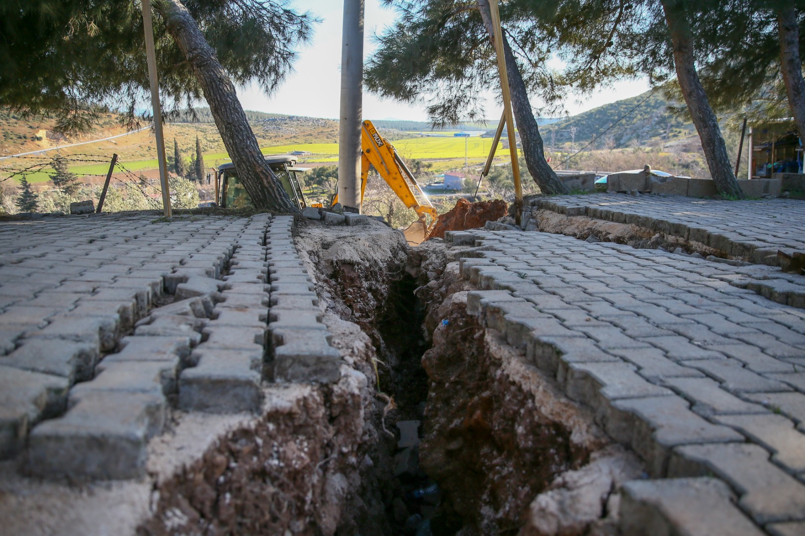 Deprem nedeniyle Nurdağı'nda büyük yarıklar oluştu yol bölündü