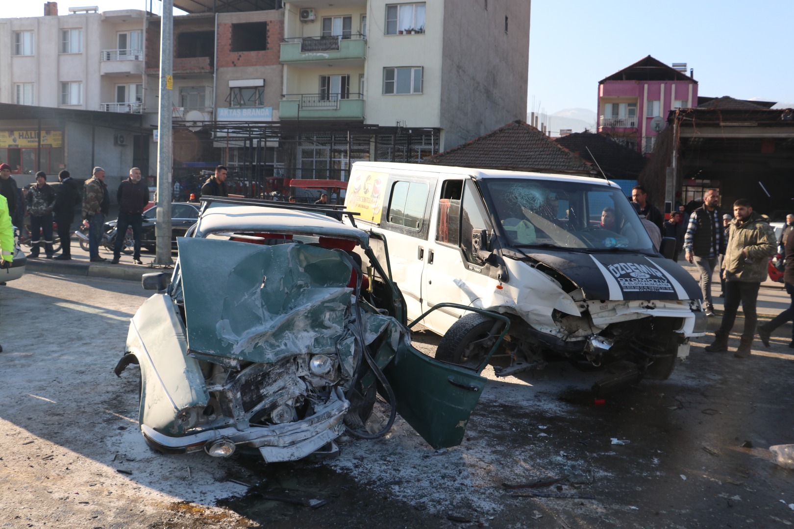 Manisa'da 3 araç birbirine girdi: 1'i ağır 4 yaralı