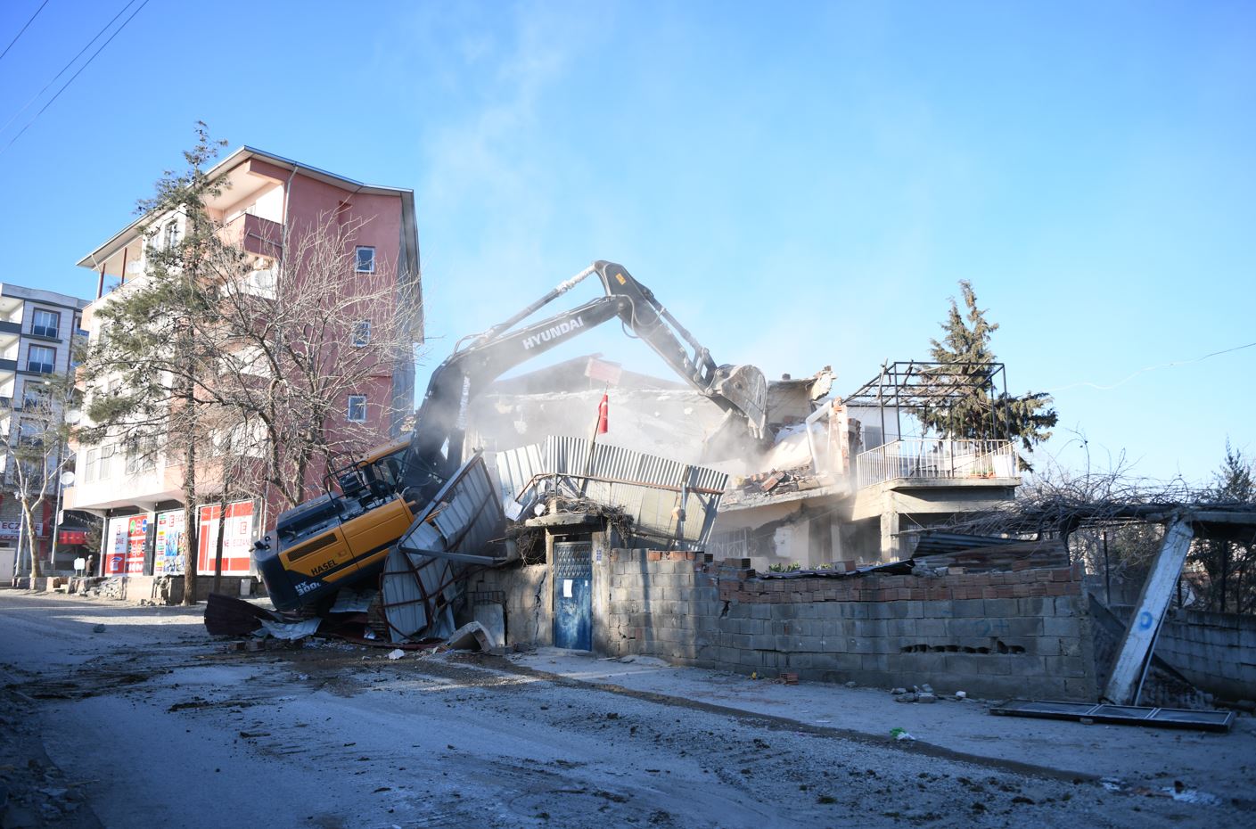 Türkoğlu'nda acil yıkım kararı verilen binalar yıkılıyor