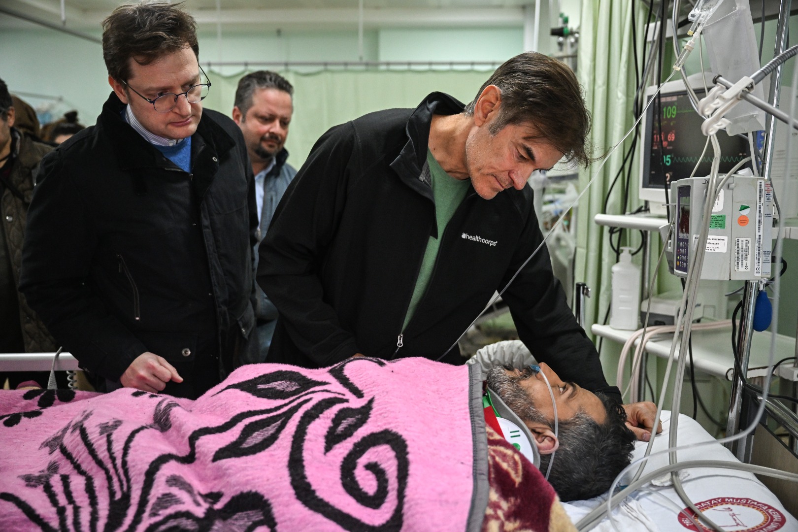 Ünlü cerrah Dr. Mehmet Öz'den Hatay'da hastane ziyareti