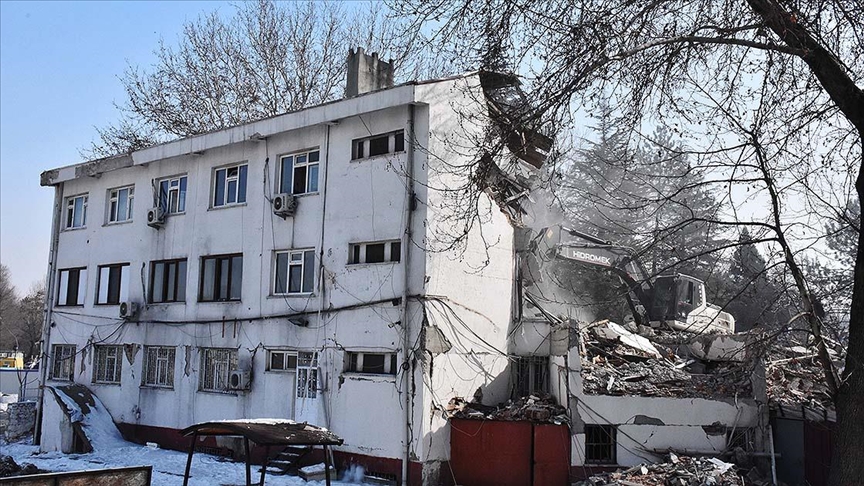 Elbistan Belediyesi binasının yıkımına başlandı