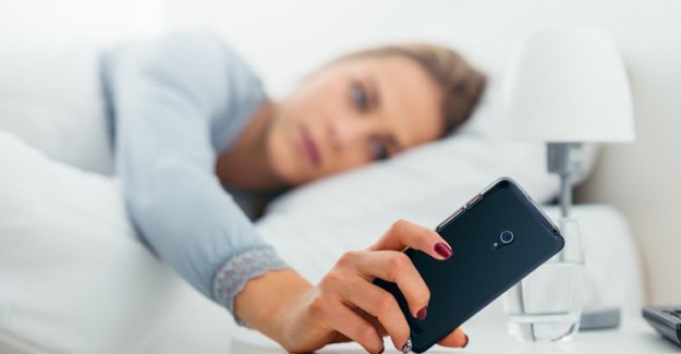 Uyanır uyanmaz telefona bakmak zararlı mı? Sabah telefona bakmanın zararı var mı?