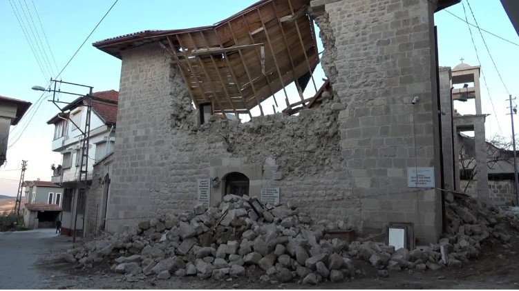 700 yıllık tarihi kilise depremde yerle bir oldu...