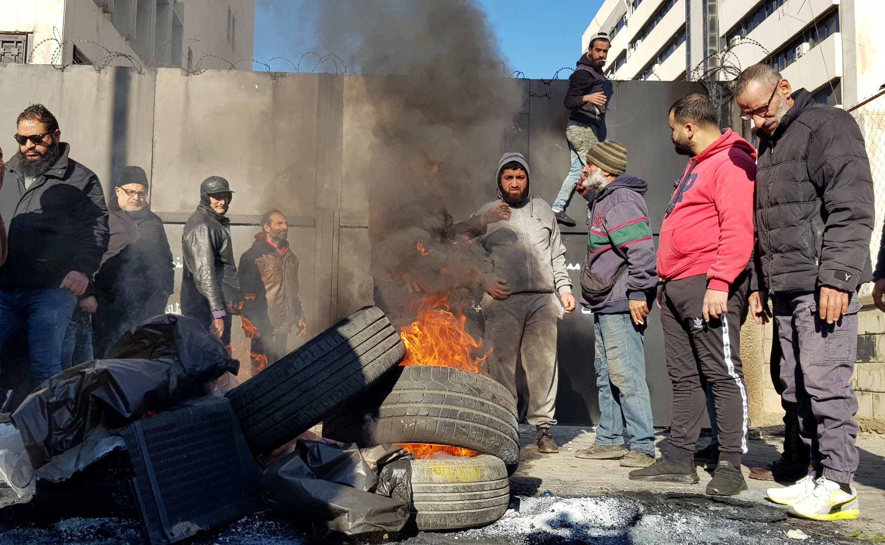 Lübnan'da işçiler Merkez Bankasına saldırdı kapısını ateşe verdi