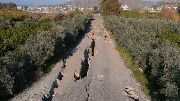 Deprem 3 kilometrelik yolu bu hale getirdi
