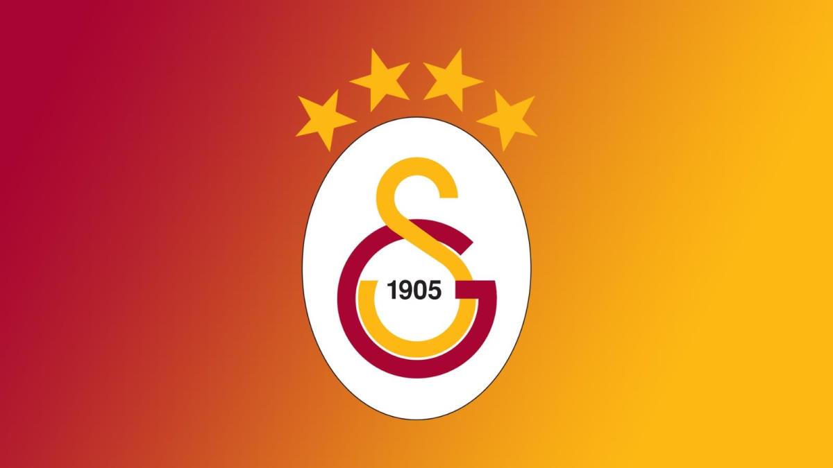 Galatasaraylı futbolcular formalarını bağışladı