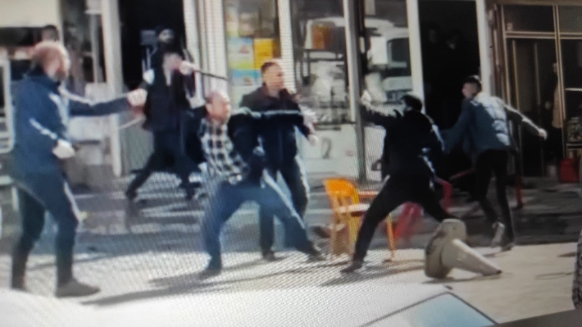 Şanlıurfa'da 8 kişinin yaralandığı taşlı sopalı kavga kamerada   