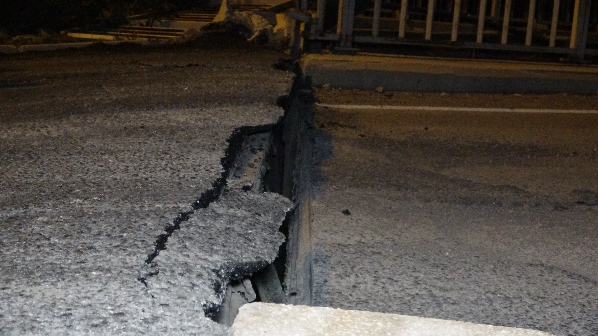 6.4'lük deprem sonrası köprü 10 santimetre çöktü