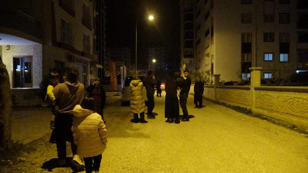 Peş peşe deprem olunca Adana halkı sokağa döküldü