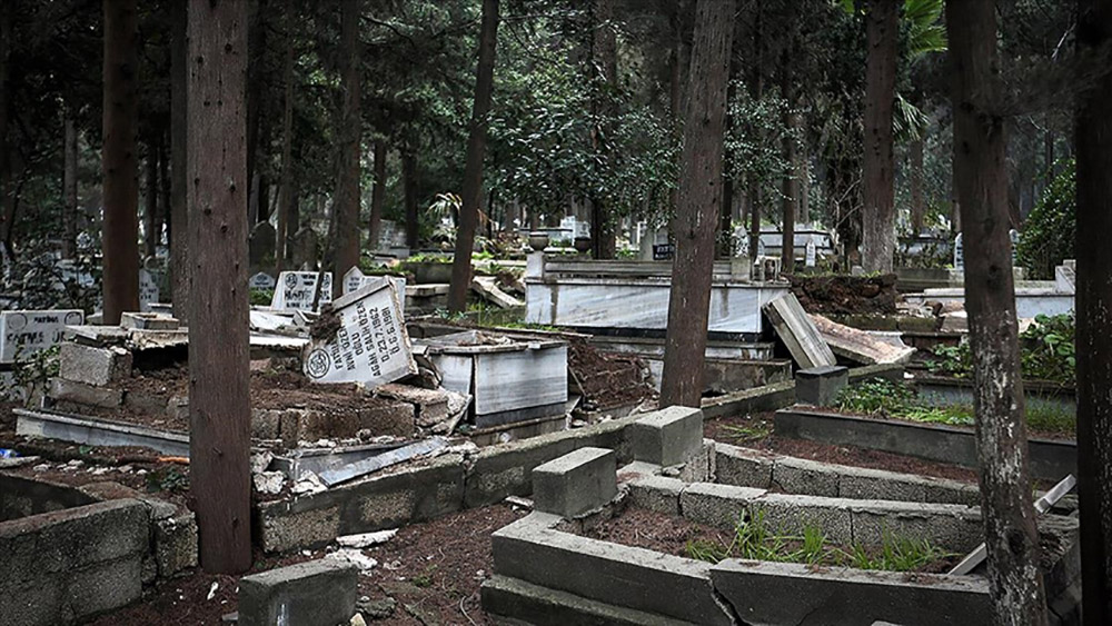 Depremde Antakya Asri Mezarlığı da zarar gördü