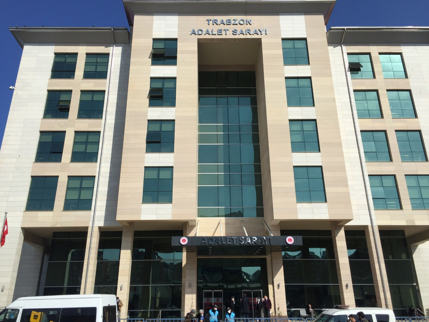 Trabzon Adliyesi’nde görevli kâtip tarafı olduğu dava dosyasındaki belgelere müdahale ettiği iddia edildi