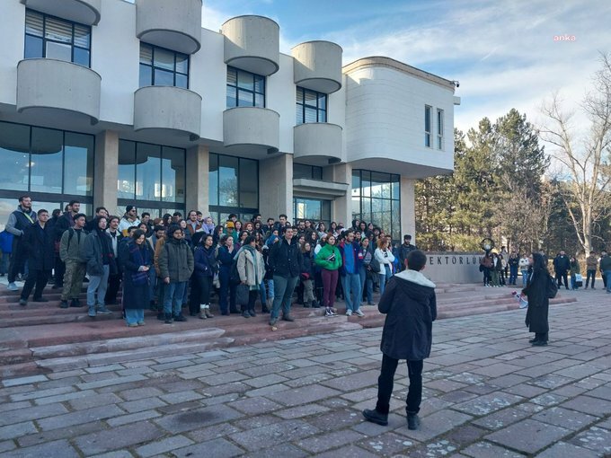 ODTÜ’lü öğrenciler yurtlara alınmama kararını rektörlük önünde protesto etti