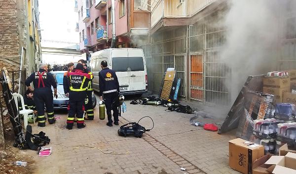 Uşak'ta mağaza yangınında iş yeri sahibi öldü, 3 itfaiyeci dumandan etkilendi