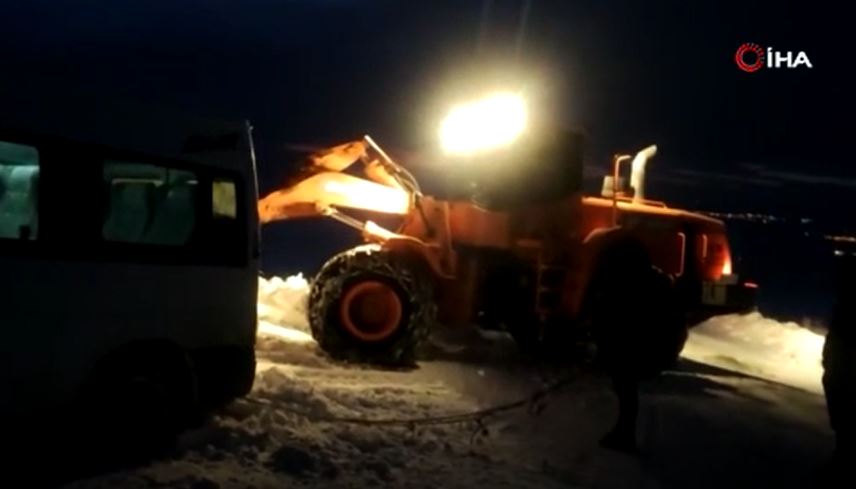 Muradiye'de yolda mahsur kalanların imdadına karla mücadele ekipleri yetişti   